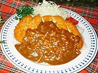 席の間隔が分かる木目の店内とテーブル席の写真